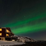 die Ferienunterkünfte in Buvik Brygge eingehüllt im Nordlicht