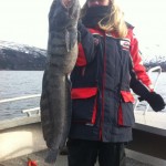 Angelnde Frau mit Seewolf in Norwegen