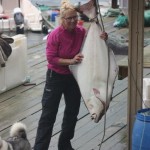 Angelerfolg in Norwegen: glückliche Anglerin umarmt Heilbutt