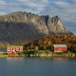 Blick auf das Ferienhaus in Elgsnes Gård und die einmalige Berglandschaft